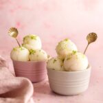 Spargeleis aus Spargelschalen und Enden, zusammengebracht mit Sahne, Vanille, Milch, Zucker und Ei wird zu einem einzigartigen Geschmachserlebnis. Der Bio Porige Food Finisher verleiht dem Eis einen fruchtig, süß-sauren touch und rundet dieses Dessert perfekt ab. Auch super für zwischendurch an heißen Frühlingstagen.