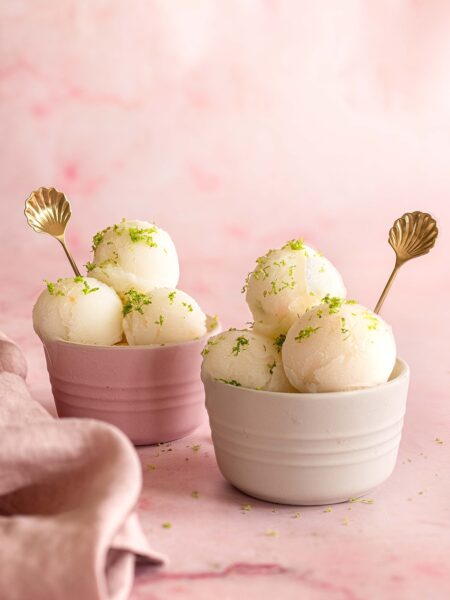 Spargeleis aus Spargelschalen und Enden, zusammengebracht mit Sahne, Vanille, Milch, Zucker und Ei wird zu einem einzigartigen Geschmachserlebnis. Der Bio Porige Food Finisher verleiht dem Eis einen fruchtig, süß-sauren touch und rundet dieses Dessert perfekt ab. Auch super für zwischendurch an heißen Frühlingstagen.