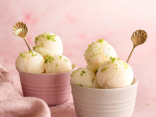 Spargeleis aus Spargelschalen und Enden, zusammengebracht mit Sahne, Vanille, Milch, Zucker und Ei wird zu einem einzigartigen Geschmachserlebnis. Der Bio Porige Food Finisher verleiht dem Eis einen fruchtig, süß-sauren touch und rundet dieses Dessert perfekt ab. Auch super für zwischendurch an heißen Frühlingstagen.