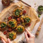 Luis Dias' Rezept für Offenkartoffeln – Smashed Potatoes, verfeinert mit Bio Food Finisher Spices für einzigartigen Geschmack. Ideal als Beilage oder Hauptgericht!