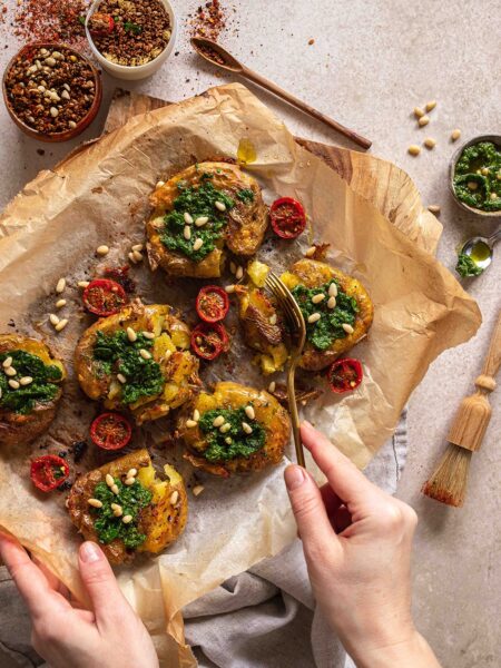 Luis Dias' Rezept für Offenkartoffeln – Smashed Potatoes, verfeinert mit Bio Food Finisher Spices für einzigartigen Geschmack. Ideal als Beilage oder Hauptgericht!