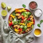 Tauche ein in die Aromen Vietnams mit diesem Köstlichen Salat mit Tofu, Gemüse und einem feinen Mangodressing. Vervollständigt mit dem Espresso BBQ Finisher von Luis Dias.