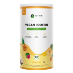 Das Foto zeigt eine Dose Vegan Protein Tropical von Vetain.de, hergestellt aus 100% natürlichen Bio-Zutaten, inklusive Ananas- und Kokosnussgeschmack.