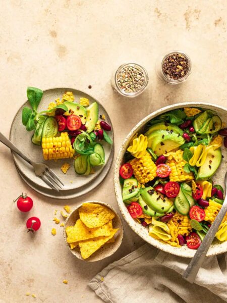 Ein gegrillter Maissalat, zubereitet nach einem Rezept von Spitzenkoch Luis Dias, verfeinert mit der Bio Food Finisher Gewürzmischung für Salat & Bowls.