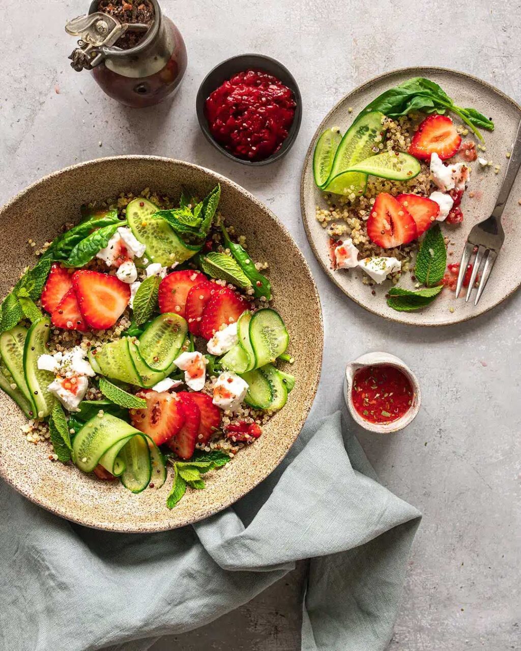 Ein erfrischender Quinoa-Frühlingssalat, kombiniert mit einem süß-säuerlichen Erdbeerdressing, Feta und Gurke. Veredelt mit dem Lecker-Ei Food Finisher Gewürz-Salz, einer perfekt abgestimmten Mischung für ein harmonisches Geschmackserlebnis.