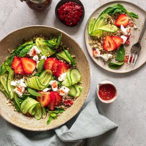 Quinoa-Frühlingssalat mit Erdbeerdressing