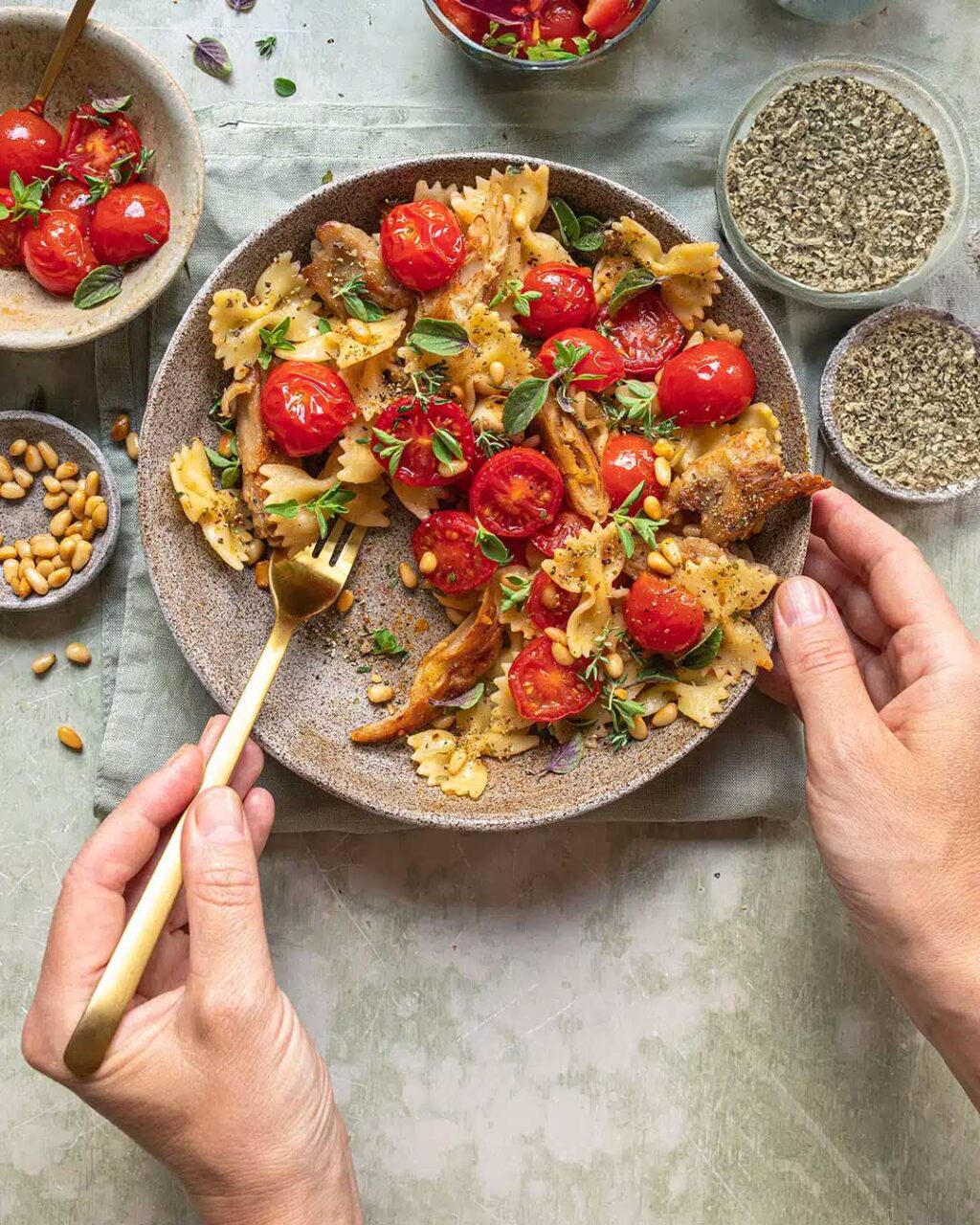 Glutenfreie, geröstete Tomatennudeln von Felicia mit veganer Hähnchen Alternative. Getoppt mit Pinienkernen und Basilikum und verfeinert mit dem Bio Tomaten Food Finisher von Luis Dias.