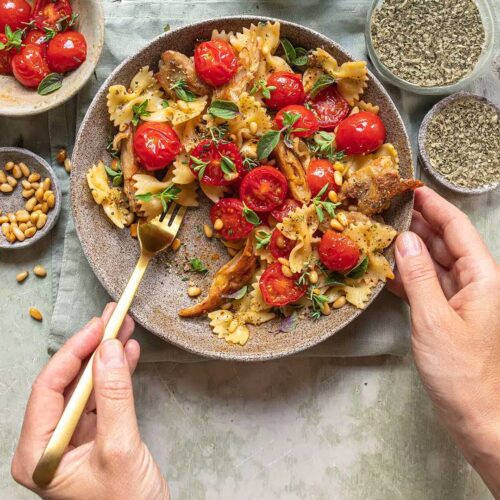 Geröstete Tomatennudeln mit Veganem Hähnchen