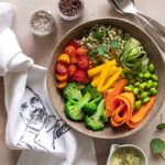 Eine bunt angerichtete Poke Bowl mit frischen Zutaten wie Avocado, Mango, Edamame und Reis, sorgfältig zubereitet nach einem Rezept von Spitzenkoch Luis Dias. Veredelt mit der Bio Food Finisher Spices Gewürzmischung für Salat & Bowls, die den Aromen eine harmonische Würze verleiht