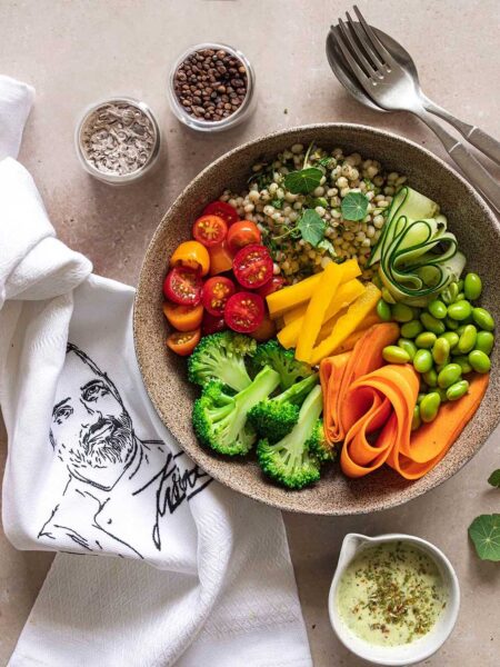 Eine bunt angerichtete Poke Bowl mit frischen Zutaten wie Avocado, Mango, Edamame und Reis, sorgfältig zubereitet nach einem Rezept von Spitzenkoch Luis Dias. Veredelt mit der Bio Food Finisher Spices Gewürzmischung für Salat & Bowls, die den Aromen eine harmonische Würze verleiht