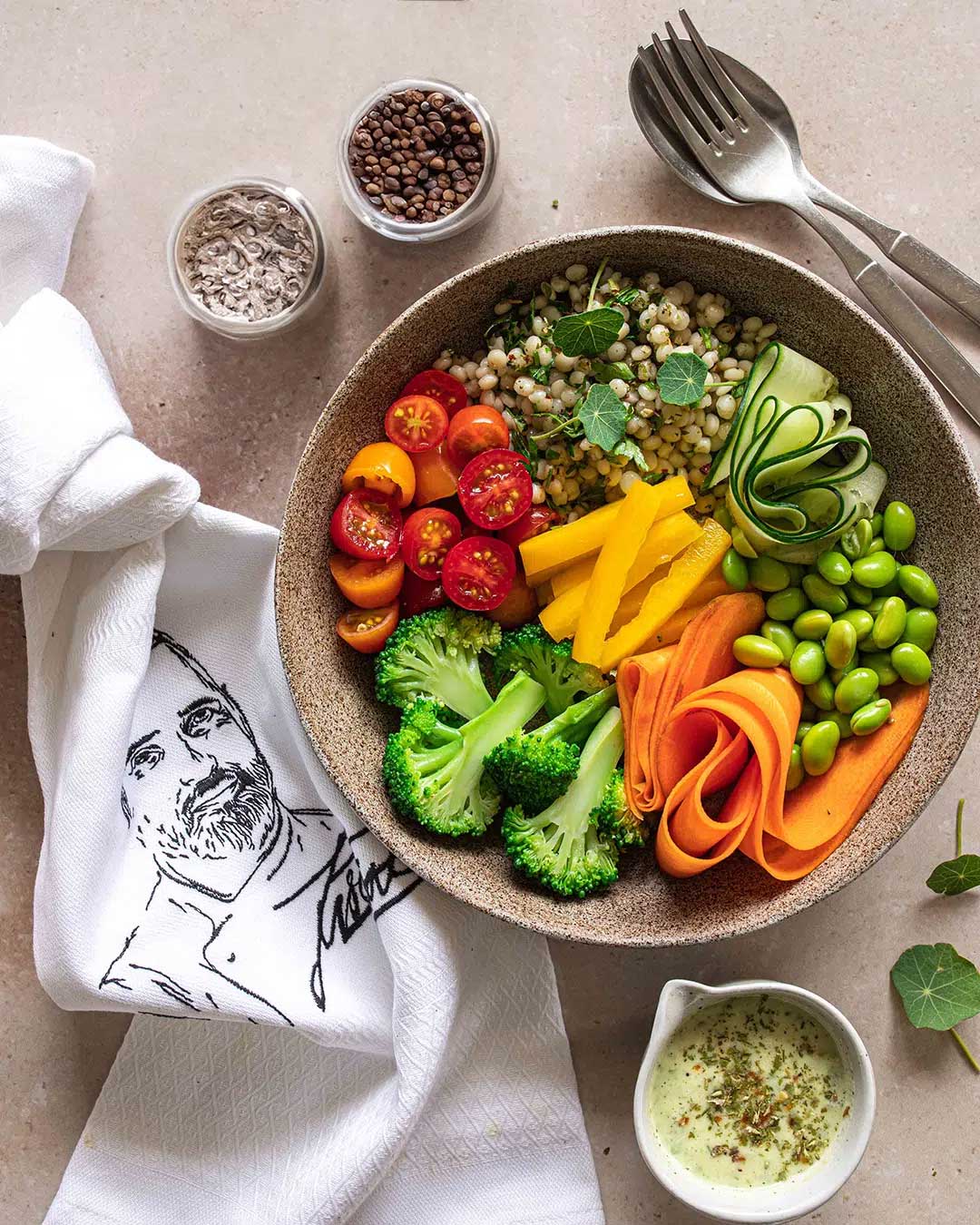 Eine bunt angerichtete Poke Bowl mit frischen Zutaten wie Avocado, Mango, Edamame und Reis, sorgfältig zubereitet nach einem Rezept von Spitzenkoch Luis Dias. Veredelt mit der Bio Food Finisher Spices Gewürzmischung für Salat & Bowls, die den Aromen eine harmonische Würze verleiht