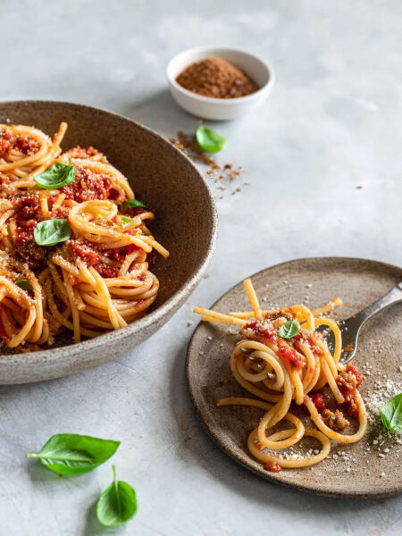 Leckere glutenfreie Bio Reis-Mais Spaghetti von Felicia mit selber gemachter Rinderbolognese und dem Bio Tomaten Food Finisher von Luis Dias