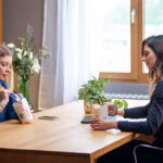 Ein Gericht wird kurz vor dem Servieren mit einer Gewürzmischung bestreut. Die frischen Kräuter und Gewürze verleihen dem Essen eine intensive und harmonische Note.