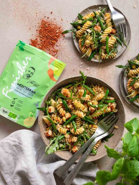 Leckerer Bohnen-Nudelsalat mit Pistazien und glutenfreien Bio Mais-Reis Fusilli von Felicia. Gefinished mit dem Bio Mediterran Food Finisher von Luis Dias.