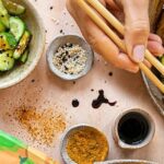 Einmachgläser mit fermentiertem Gemüse: Karotten, Gurken, Rotkohl, Blumenkohl und Kräutern. Natürlich fermentiert, gesund, probiotisch und selbstgemacht. Symbolbild für Fermentation, Darmgesundheit und nachhaltige Ernährung. Unterstützt durch Food Finisher Spices für mehr Aroma. 100 % Bio, vegan, ohne Zusatzstoffe.