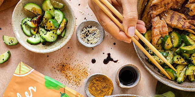Einmachgläser mit fermentiertem Gemüse: Karotten, Gurken, Rotkohl, Blumenkohl und Kräutern. Natürlich fermentiert, gesund, probiotisch und selbstgemacht. Symbolbild für Fermentation, Darmgesundheit und nachhaltige Ernährung. Unterstützt durch Food Finisher Spices für mehr Aroma. 100 % Bio, vegan, ohne Zusatzstoffe.