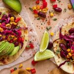 Bunter Veggie-Taco mit frischem Gemüse, Avocado, Salat und Kräutern, serviert als gesunder Snack. Verfeinert mit Food Finisher Spices Bio-Gewürzmischungen. Ideal für unterwegs, Meal-Prep und gesundes Snacking. 100 % Bio, vegan, ohne Zusatzstoffe.