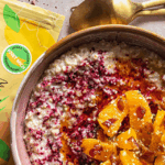 Porridge-Bowl mit frischen Beeren, Chiasamen, Nüssen und Granola. Verfeinert mit dem Bio Zimt Genuss Food Finisher Spices. Gesundes Superfood-Frühstück mit natürlichen Zutaten. 100 % Bio, vegan, ohne Zusatzstoffe.