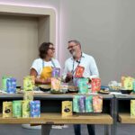 Luis Dias präsentiert stolz seine Bio Food Finisher Spices bei QVC, eine exklusive Gewürzlinie, die den letzten Schliff für jedes Gericht bietet.