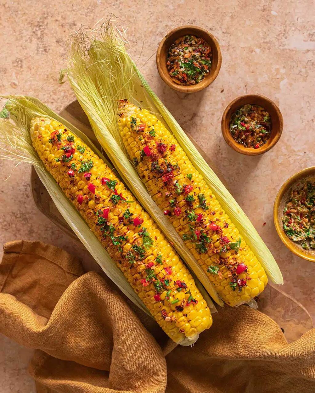 knackig gegrillter Maiskolben mit feiner Kräuterbutter und Antipasti Finisher