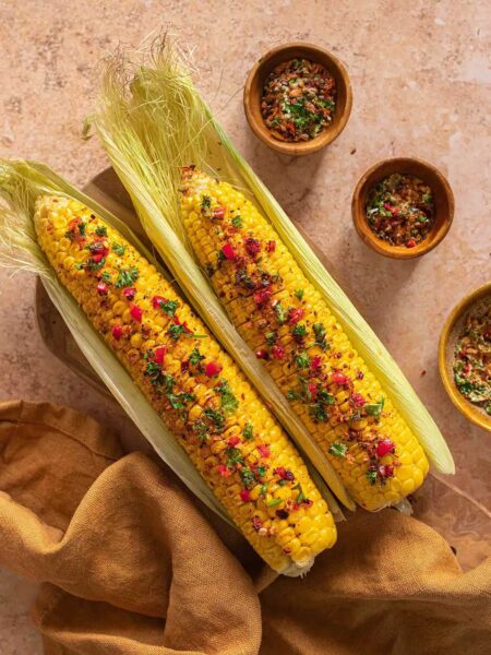 knackig gegrillter Maiskolben mit feiner Kräuterbutter und Antipasti Finisher