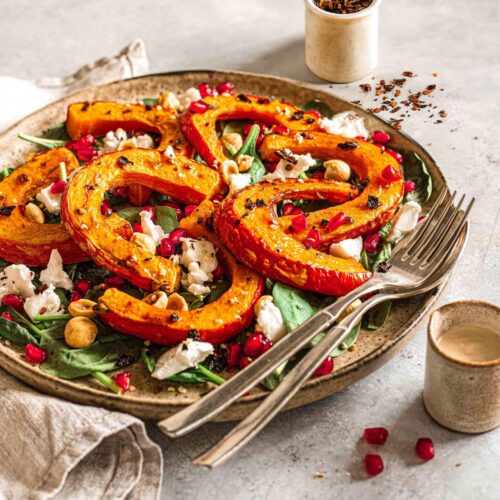 Ofengerösteter Kürbis Salat mit Granatapfel, Hirtenkäse und Nüssen