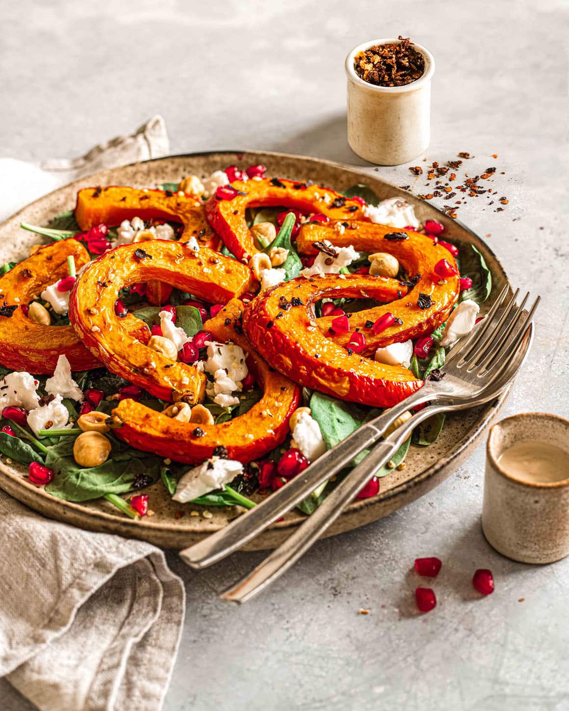 Ein warmer Salat aus geröstetem Kürbis, garniert mit frischen Granatapfelkernen und veganem Feta, abgerundet mit dem BIO Braten Magic Food Finisher. Der Salat ist farbenfroh und aromatisch – eine perfekte Kombination für die kalte Jahreszeit.