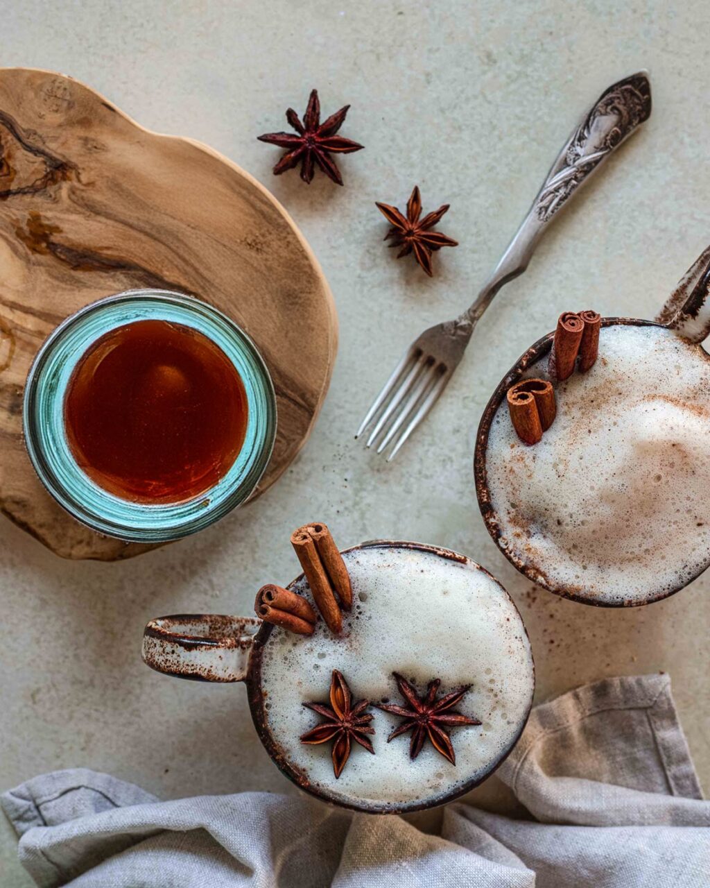 Ein cremiger Kamillentee-Latte, abgerundet mit dem Zimt Genuss Food Finisher von Luis Dias. Der goldene Schaum und die warme Zimtnote verleihen dem Getränk ein einladendes, wohltuendes Aroma – perfekt für entspannte Momente.