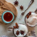 Ein cremiger Kamillentee-Latte, abgerundet mit dem Zimt Genuss Food Finisher von Luis Dias. Der goldene Schaum und die warme Zimtnote verleihen dem Getränk ein einladendes, wohltuendes Aroma – perfekt für entspannte Momente.