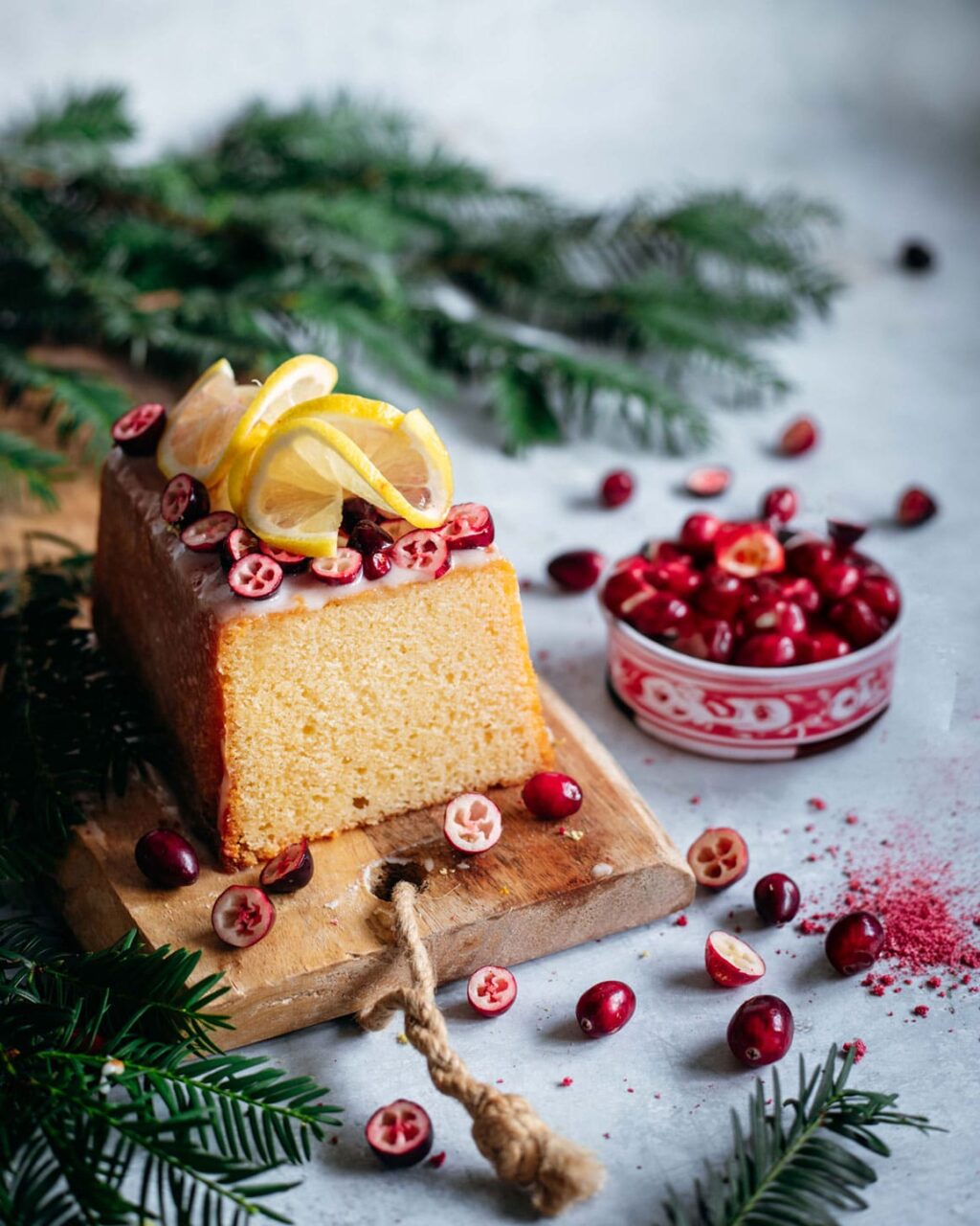 Ein saftiger Kuchenkuchen, goldbraun gebacken und zart duftend, veredelt mit dem Porridge Food Finisher Gewürz-Mix von Luis Dias. Der Kuchen ist appetitlich angerichtet und besticht durch seine feine, fruchtige Würze.