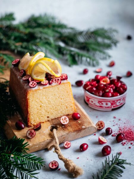 Ein saftiger Kuchenkuchen, goldbraun gebacken und zart duftend, veredelt mit dem Porridge Food Finisher Gewürz-Mix von Luis Dias. Der Kuchen ist appetitlich angerichtet und besticht durch seine feine, fruchtige Würze.
