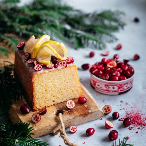 Zitronenkuchen mit Preiselbeeren und Zitronenfrosting