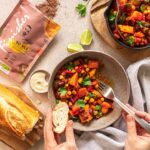 Ein herbstliches Kürbis-Chili, verfeinert mit dem Wild Food Finisher, einer aromatischen Gewürz-Mix. Das Gericht kombiniert die Würze des Finishers mit der Süße von Kürbis und einer herzhaften Chili-Note – perfekt für die kältere Jahreszeit