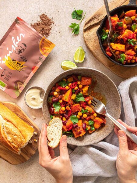 Ein herbstliches Kürbis-Chili, verfeinert mit dem Wild Food Finisher, einer aromatischen Gewürz-Mix. Das Gericht kombiniert die Würze des Finishers mit der Süße von Kürbis und einer herzhaften Chili-Note – perfekt für die kältere Jahreszeit