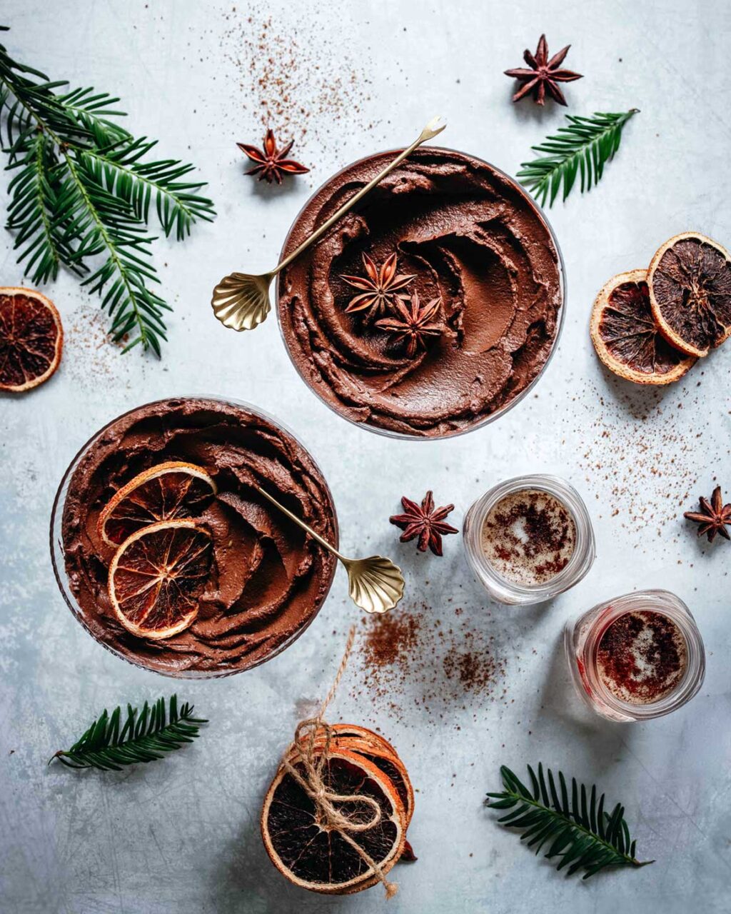 Eine cremige vegane Mousse au Chocolat, dekoriert mit einer Prise Zimt Genuss Food Finisher. Die samtige Textur und die warme Zimtnote machen dieses Dessert zu einem unwiderstehlichen Genuss – perfekt für besondere Anlässe.