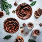 Eine cremige vegane Mousse au Chocolat, dekoriert mit einer Prise Zimt Genuss Food Finisher. Die samtige Textur und die warme Zimtnote machen dieses Dessert zu einem unwiderstehlichen Genuss – perfekt für besondere Anlässe.
