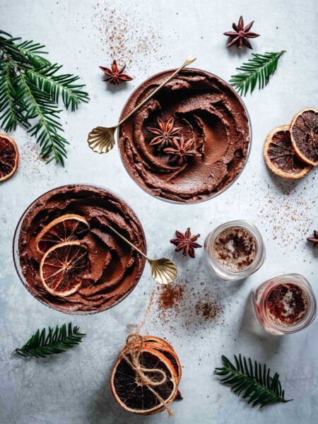 Eine cremige vegane Mousse au Chocolat, dekoriert mit einer Prise Zimt Genuss Food Finisher. Die samtige Textur und die warme Zimtnote machen dieses Dessert zu einem unwiderstehlichen Genuss – perfekt für besondere Anlässe.