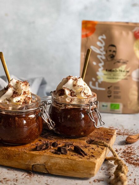 Ein cremiger Süßkartoffel-Schokopudding, angerichtet in einer Schale, garniert mit Schokoladenraspeln und frischen Beeren. Die samtige Textur und der natürliche Schokoladengeschmack machen dieses Dessert zu einer gesunden und leckeren Alternative.