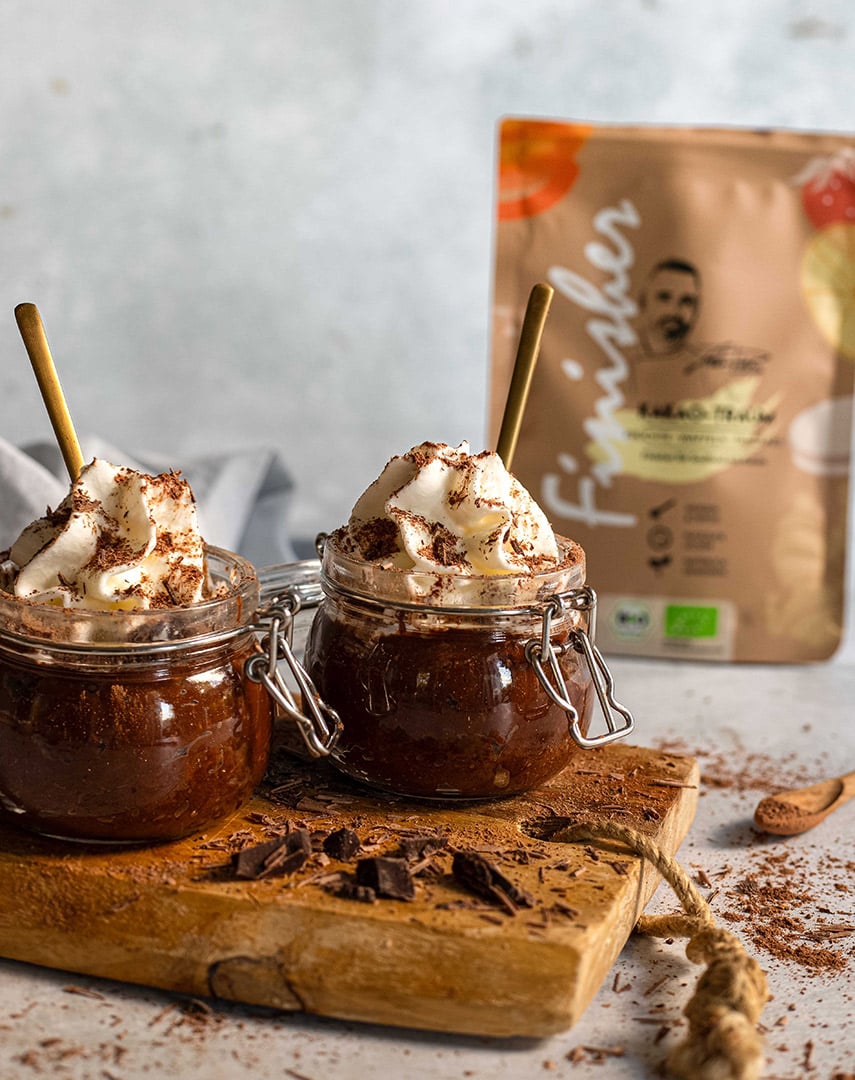 Ein cremiger Süßkartoffel-Schokopudding, angerichtet in einer Schale, garniert mit Schokoladenraspeln und frischen Beeren. Die samtige Textur und der natürliche Schokoladengeschmack machen dieses Dessert zu einer gesunden und leckeren Alternative.