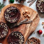 Zartschmelzende vegane Schokoladentörtchen, dekoriert mit einer Prise Gewürz-Mix Wild Food Finisher. Die Törtchen sind dunkel und glänzend, mit einer verlockenden, cremigen Textur – perfekt für besondere Anlässe oder den Genussmoment zwischendurch.