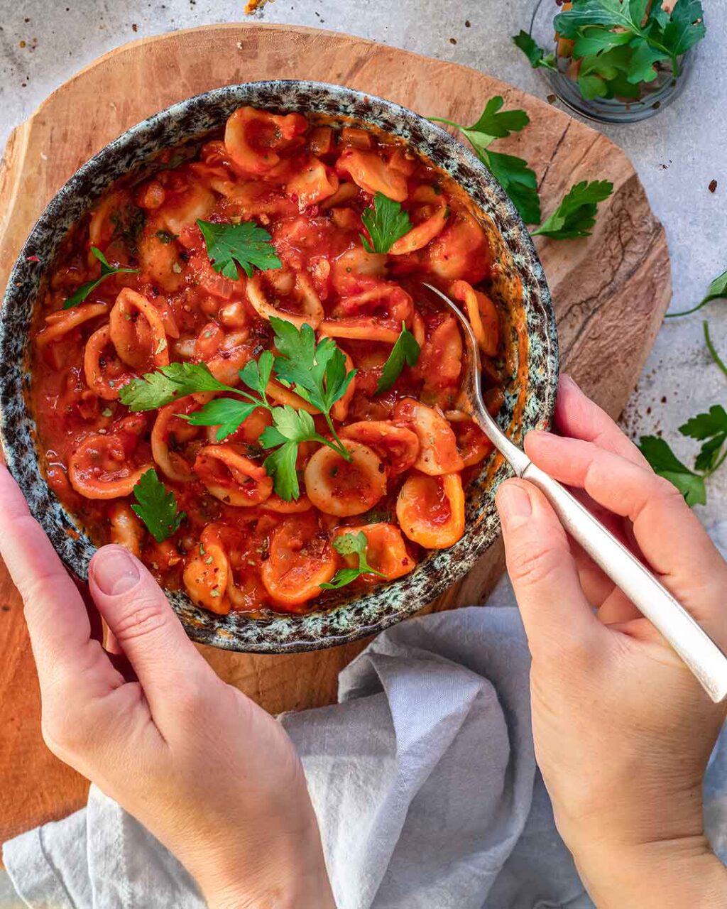 Köstliche weiße Bohnen-Tomate Nudeln mit glutenfreien Bio Orecchiette Nudeln von Felicia und Bio Tomate Food Finisher von Luis Dias