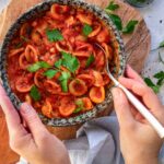 Köstliche weiße Bohnen-Tomate Nudeln mit glutenfreien Bio Orecchiette Nudeln von Felicia und Bio Tomate Food Finisher von Luis Dias