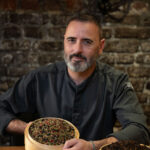 Die Kunst des Würzens: Verschiedene Gewürzmischungen, Gewürzzubereitungen und Gewürzsalze im Fokus, arrangiert auf einem Küchentisch.