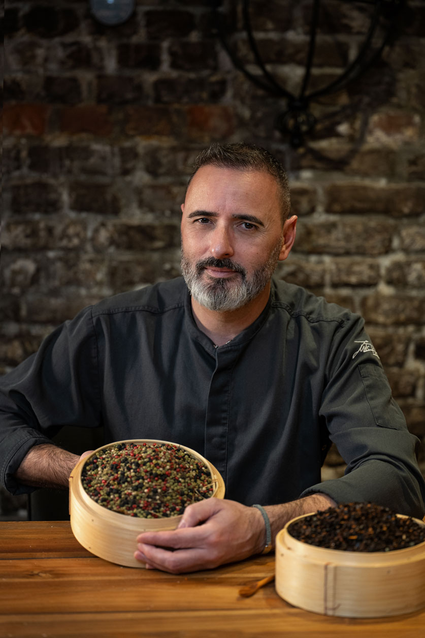 Die Kunst des Würzens: Verschiedene Gewürzmischungen, Gewürzzubereitungen und Gewürzsalze im Fokus, arrangiert auf einem Küchentisch.