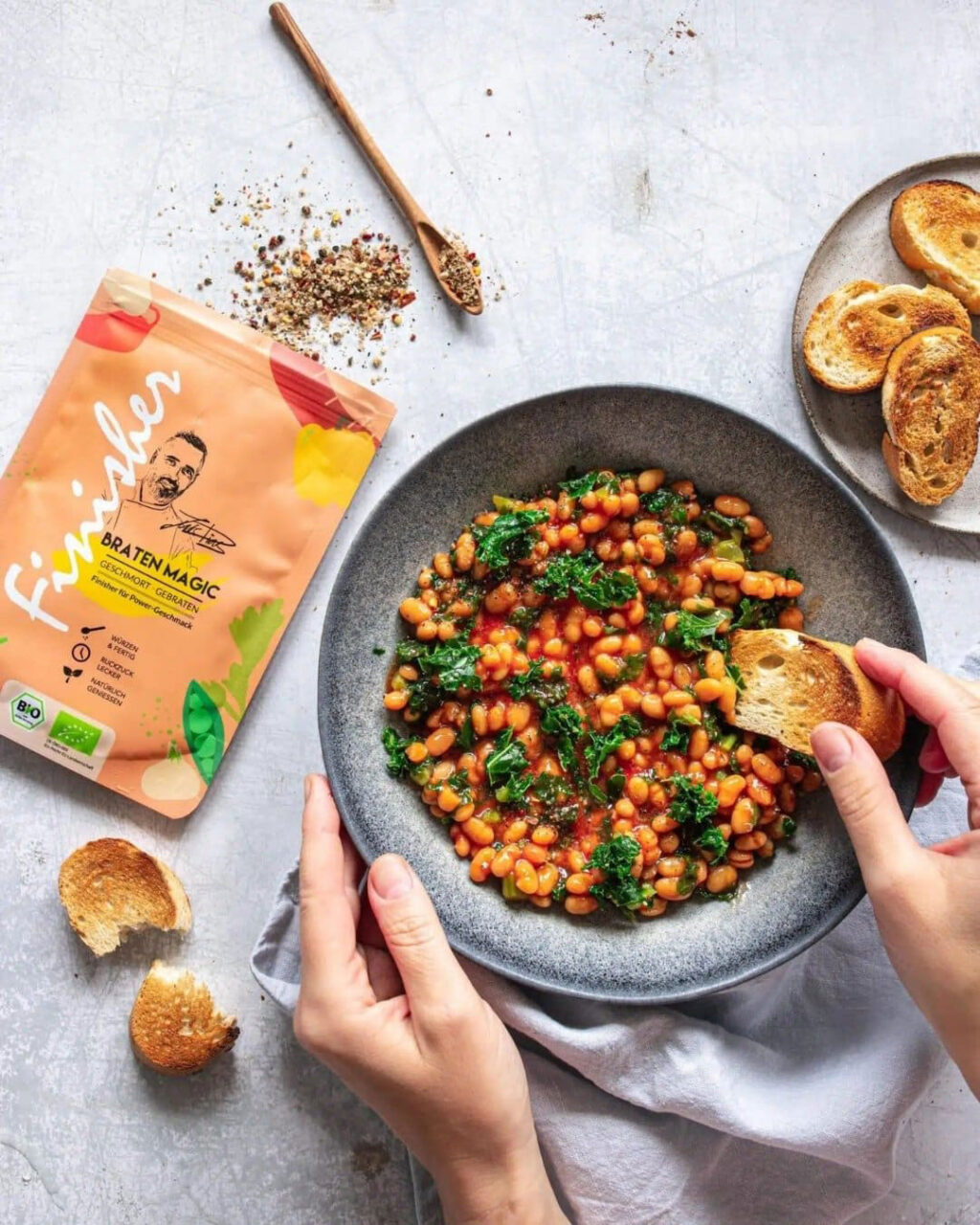 Herzhafte Grünkohl-Bohnen-Pfanne, weißen Bohnen, Zwiebeln und frischen Kräutern. Verfeinert mit dem Bio Braten Food Finisher Spices. Aromatische Bio-Gewürzsalz mit Pfeffer, Paprika, Rosmarin, Thymian und Chili. 100 % Bio, vegan, ohne Zusatzstoffe.