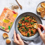 Herzhafte Grünkohl-Bohnen-Pfanne, weißen Bohnen, Zwiebeln und frischen Kräutern. Verfeinert mit dem Bio Braten Food Finisher Spices. Aromatische Bio-Gewürzsalz mit Pfeffer, Paprika, Rosmarin, Thymian und Chili. 100 % Bio, vegan, ohne Zusatzstoffe.