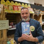 Spitzenkoch Luis Dias verfeinert im Haus der Manufakturen ein Gericht mit dem Bio Food Finisher, einer hochwertigen Gewürzmischung, die über das fertige Essen gestreut wird. Diese Mischung hebt die Aromen und sorgt für ein intensives, kulinarisches Erlebnis.