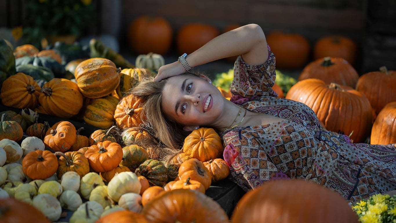 Leuchtend orangefarbene Kürbisse, die herbstliche Stimmung verbreiten. Perfekt für köstliche Rezepte und dekorative Akzente in deinem Zuhause.
