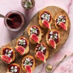 Mini-Canapés auf einer Servierplatte, belegt mit Fleisch, Gemüse und aromatischen Kräutern. Verfeinert mit dem Bio Braten Food Finisher Spices. Würzige Bio-Gewürzsalz mit Pfeffer, Paprika, Chili, Rosmarin und Thymian. 100 % Bio, vegan, ohne Zusatzstoffe.
