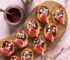 Mini-Canapés auf einer Servierplatte, belegt mit Fleisch, Gemüse und aromatischen Kräutern. Verfeinert mit dem Bio Braten Food Finisher Spices. Würzige Bio-Gewürzsalz mit Pfeffer, Paprika, Chili, Rosmarin und Thymian. 100 % Bio, vegan, ohne Zusatzstoffe.